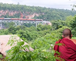 Dag trein Pyin Oo Lwin over de Gokteik Viaduct of andersom
