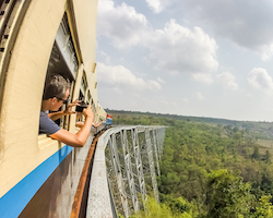 Dagtrein van Hsipaw naar Pyin Oo Lwin over het Gokteik-viaduct