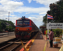 Dag trein Pran Buri of Sam Roi Yot naar Bang Sapahan of Chumpon